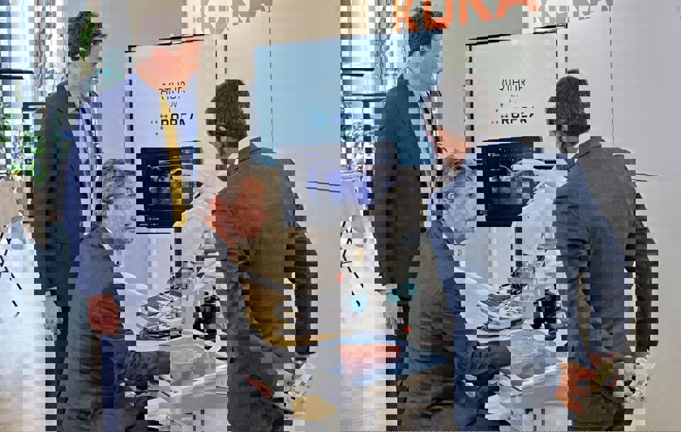 Kronprins Frederik har hånden fladt på en scanningsrobot