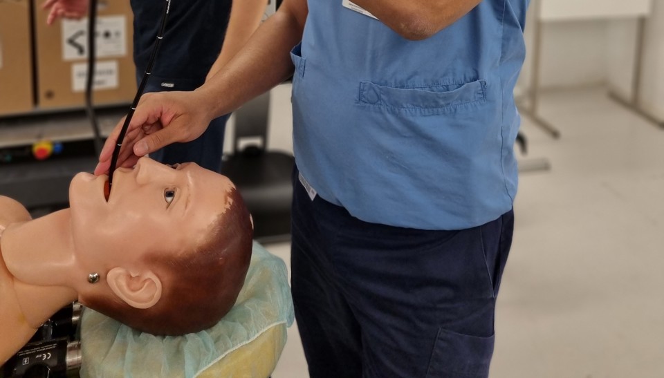 Close-up af træningsdukke med tube i munden