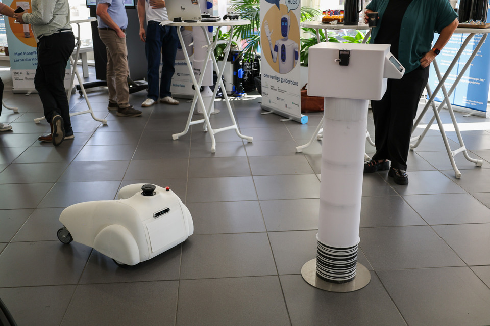 Multimodulær løsning med en transportkasse kobles på mobil base