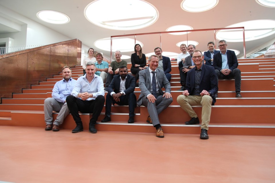 En gruppe mennesker sidder på en trappe